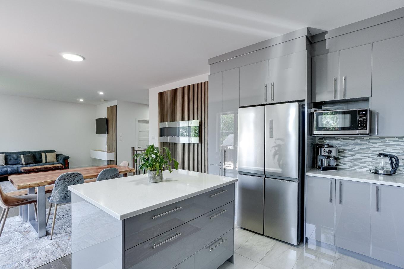 Kitchen - 8490 Rue Duceppe, Laval (Saint-François), QC - Indoor Photo Showing Kitchen With Upgraded Kitchen
