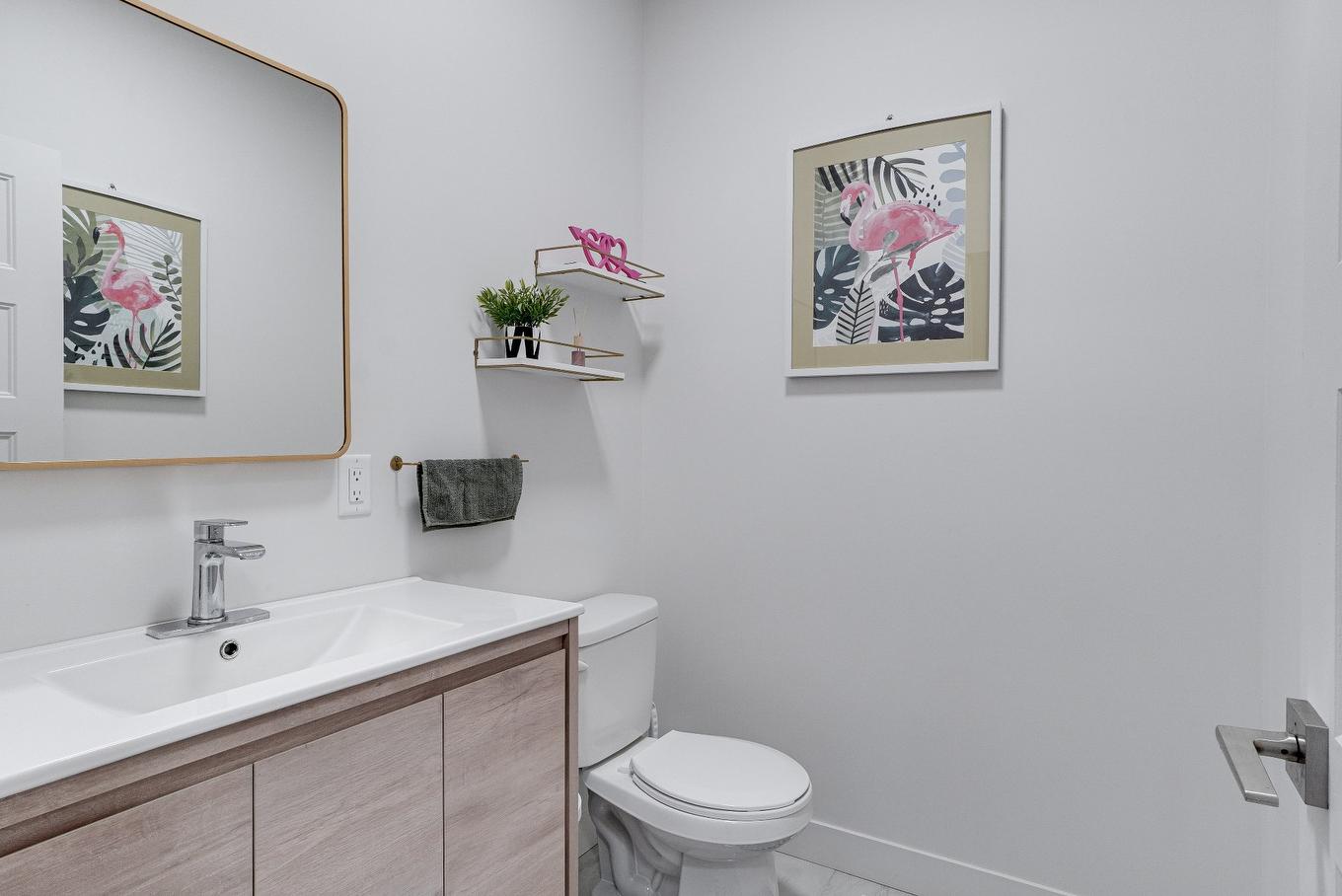 Powder room - 8490 Rue Duceppe, Laval (Saint-François), QC - Indoor Photo Showing Bathroom