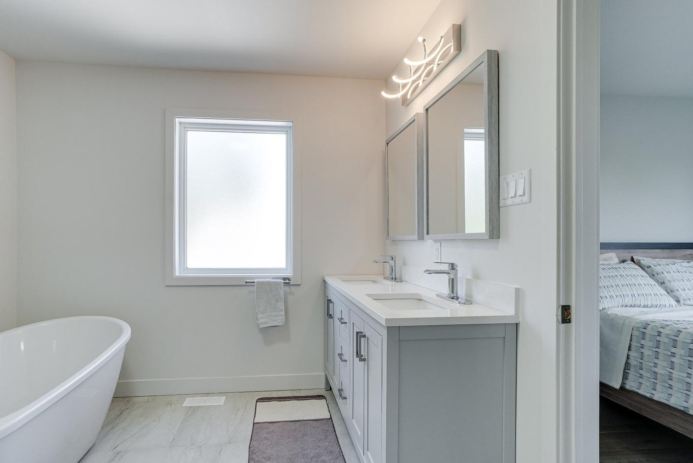 Bathroom - 8490 Rue Duceppe, Laval (Saint-François), QC - Indoor Photo Showing Bathroom