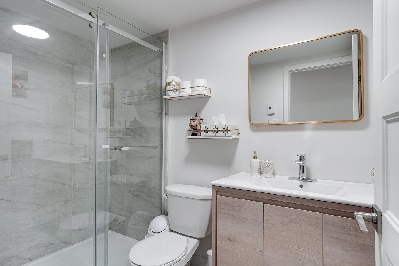 Bathroom - 8490 Rue Duceppe, Laval (Saint-François), QC - Indoor Photo Showing Bathroom