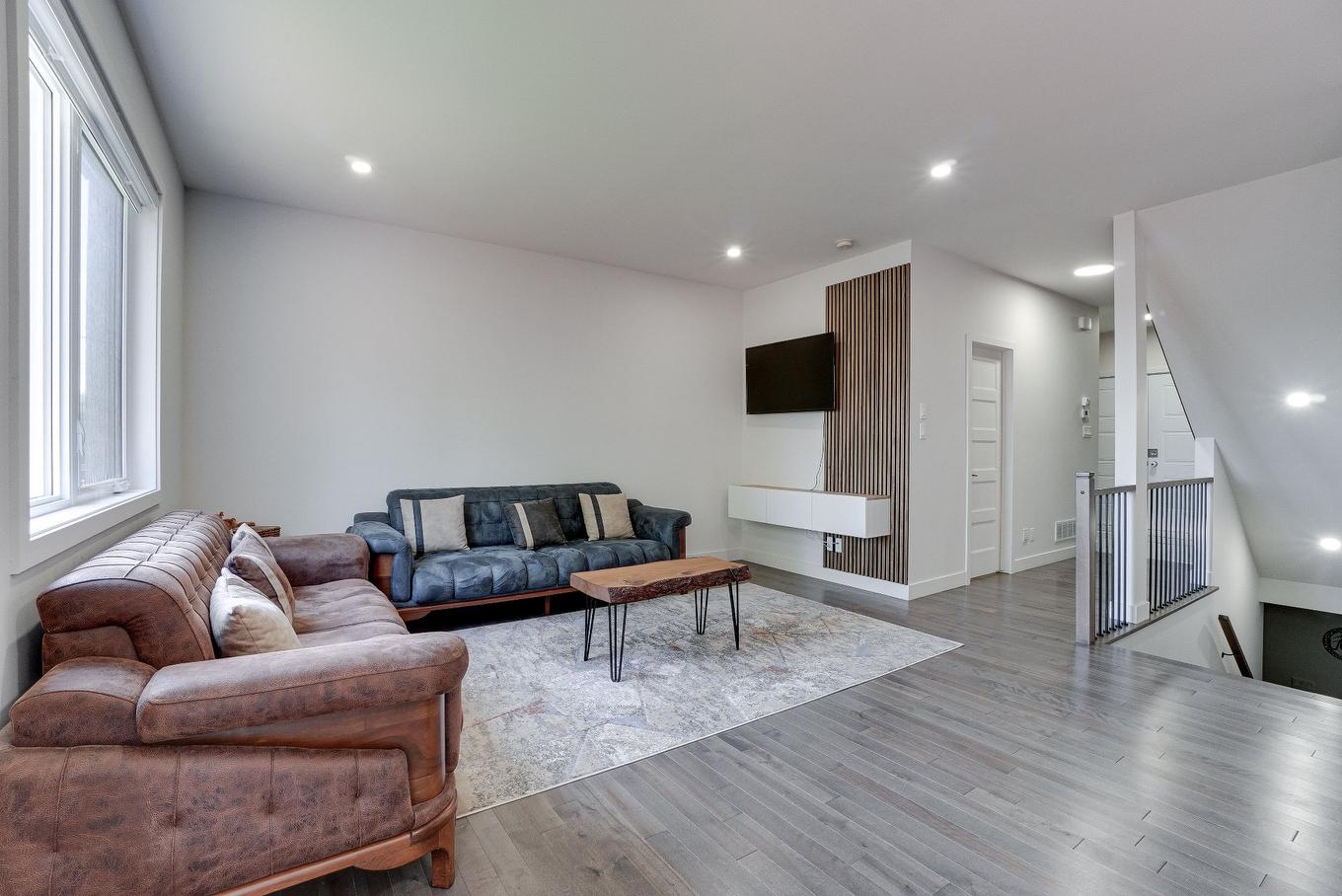 Living room - 8490 Rue Duceppe, Laval (Saint-François), QC - Indoor Photo Showing Living Room