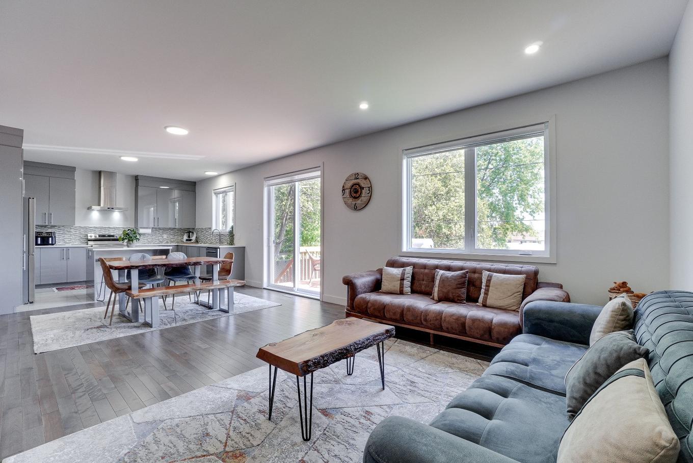 Living room - 8490 Rue Duceppe, Laval (Saint-François), QC - Indoor Photo Showing Living Room