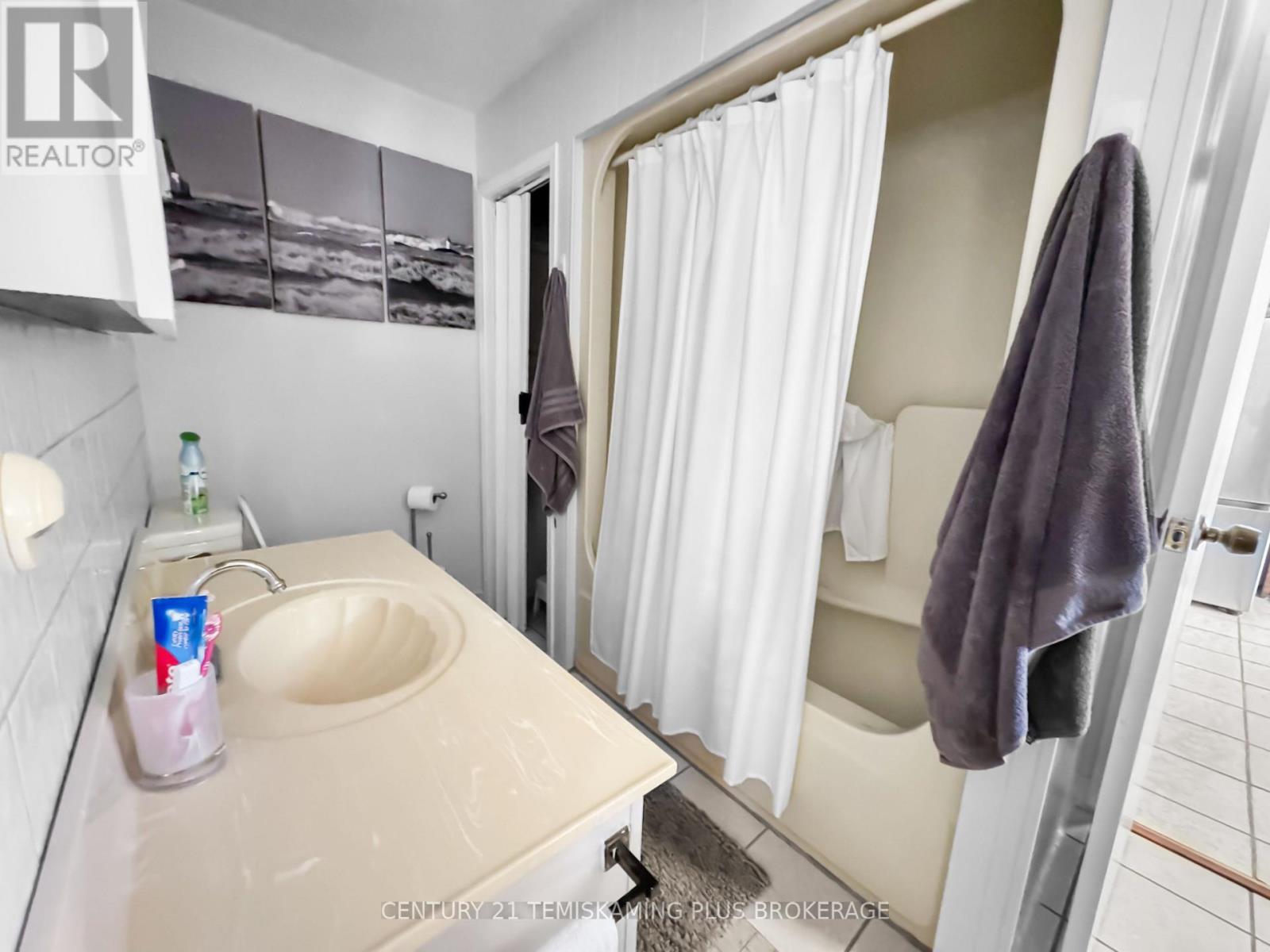 501178 Berry Road, Timiskaming (Tim - Outside - Rural), ON - Indoor Photo Showing Bathroom