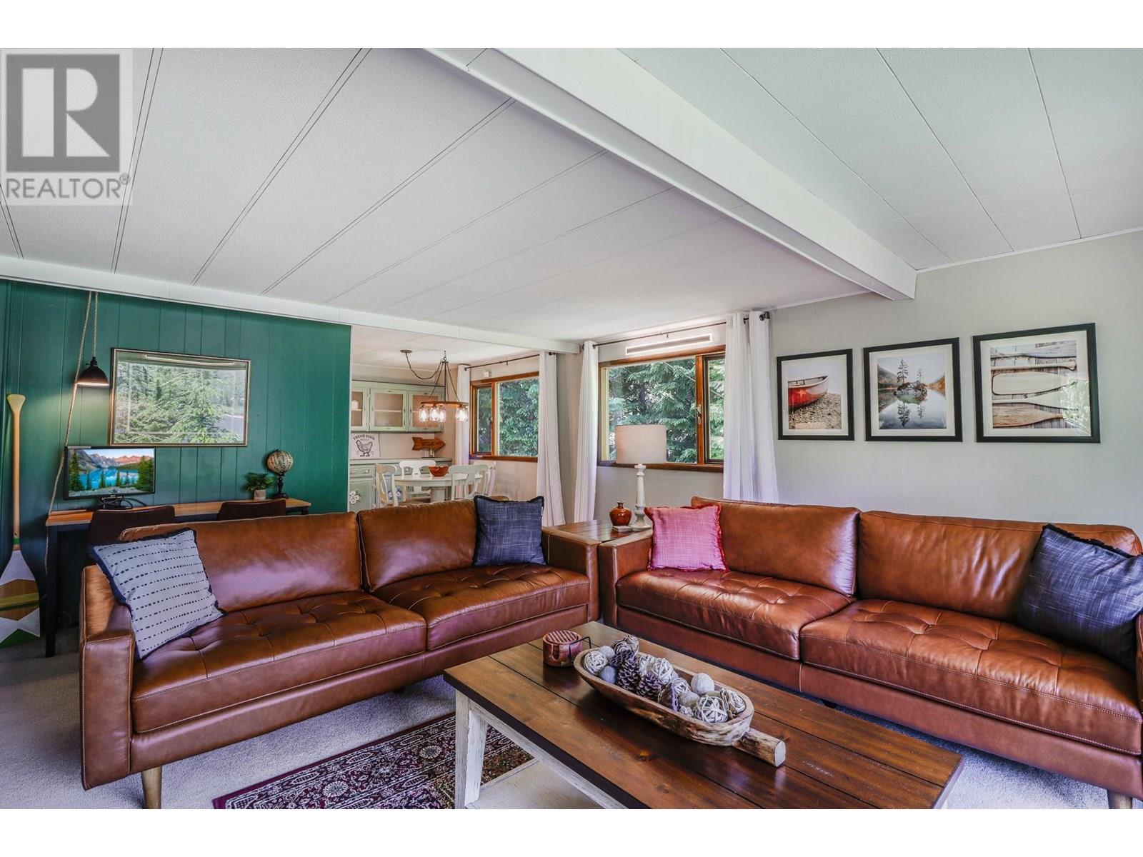 15730 Peters Road, Crawford Bay, BC - Indoor Photo Showing Living Room