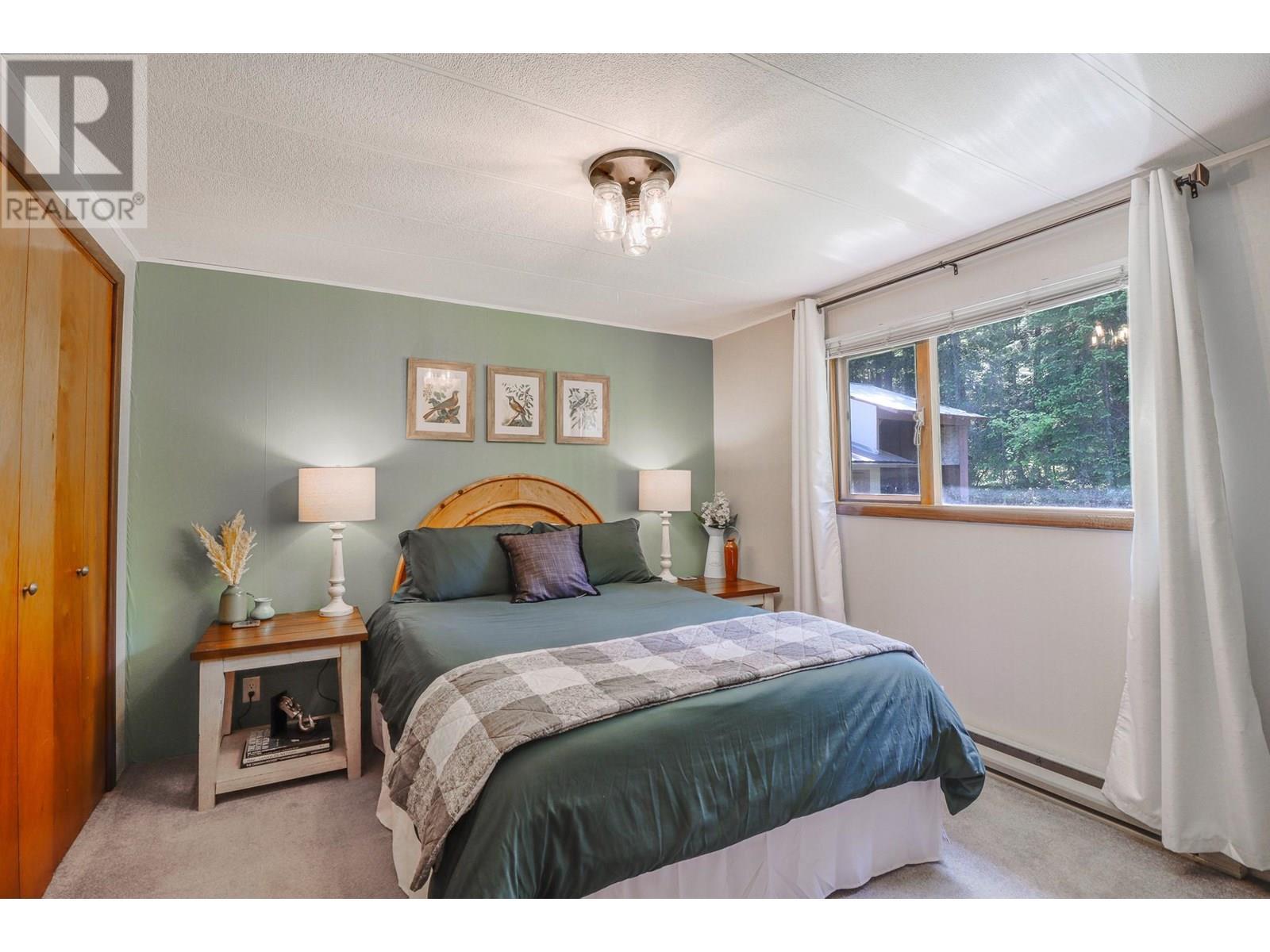 15730 Peters Road, Crawford Bay, BC - Indoor Photo Showing Bedroom