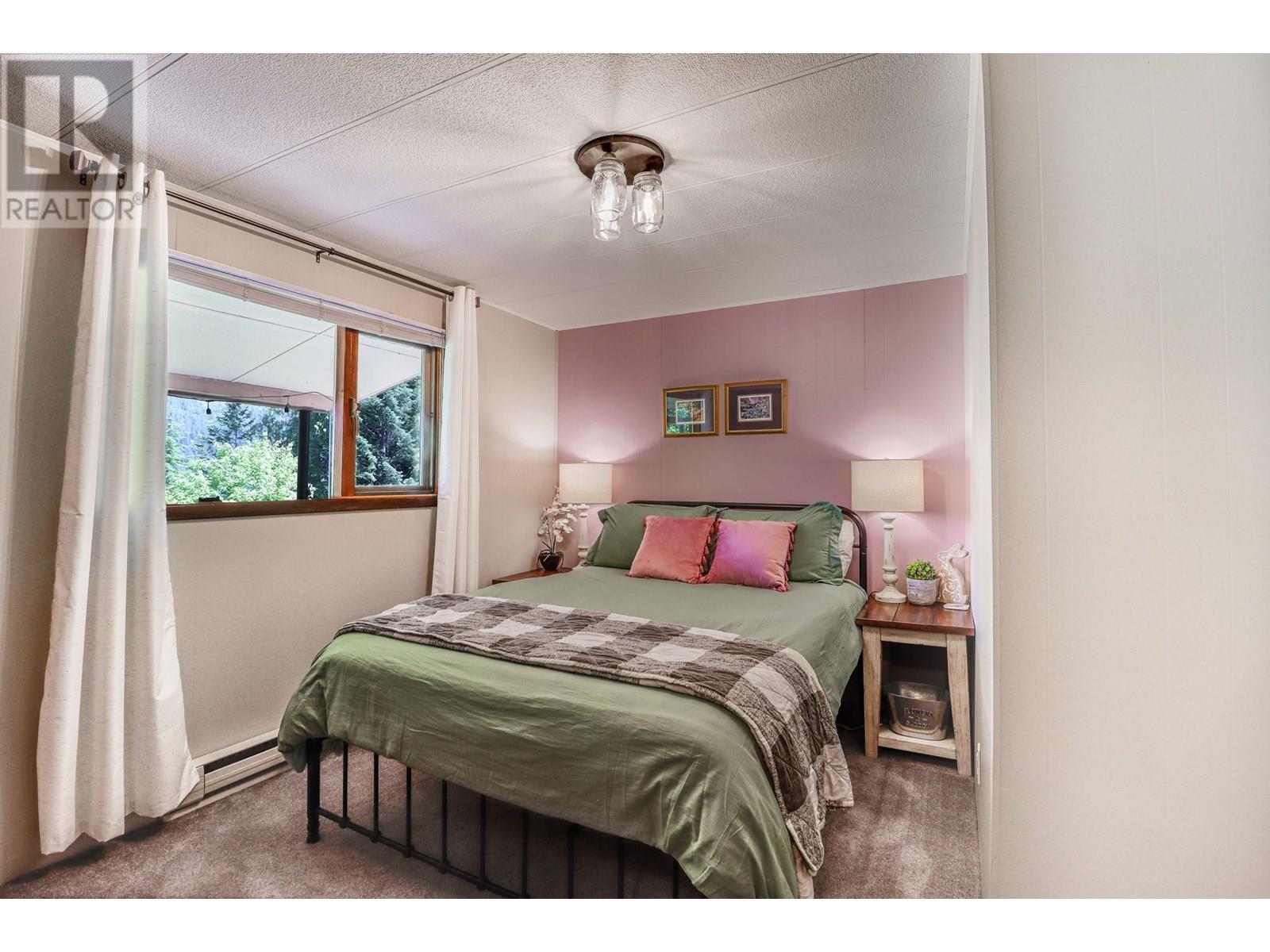 15730 Peters Road, Crawford Bay, BC - Indoor Photo Showing Bedroom