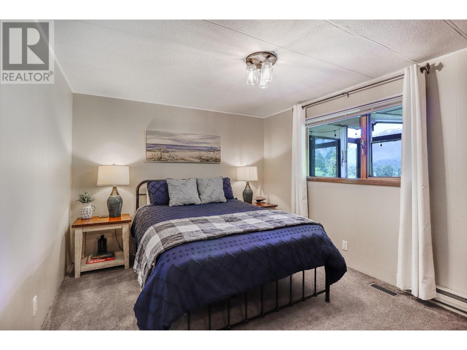 15730 Peters Road, Crawford Bay, BC - Indoor Photo Showing Bedroom