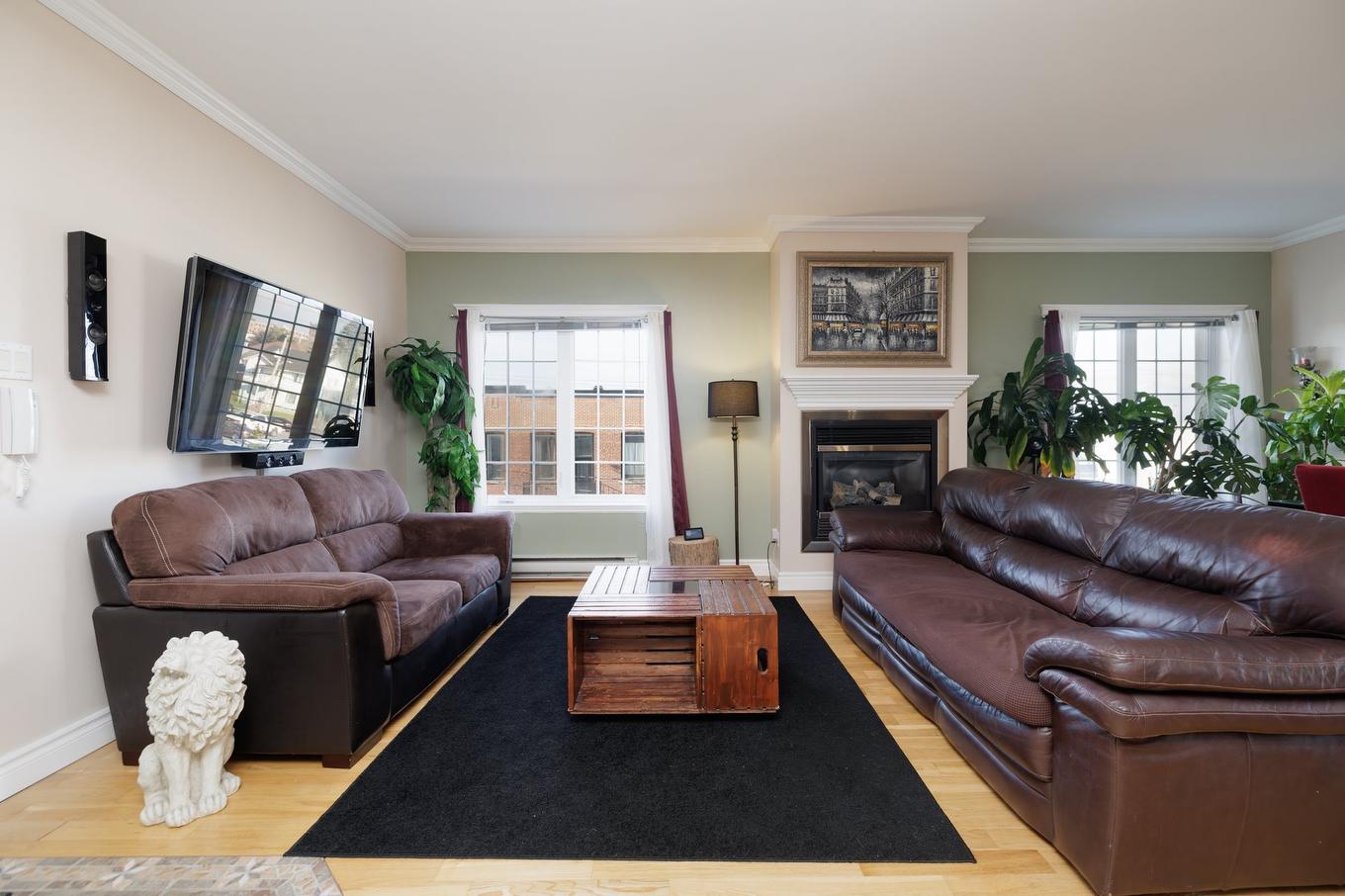 Living room - 5-26 Rue St-Hippolyte, Salaberry-De-Valleyfield, QC - Indoor Photo Showing Living Room With Fireplace