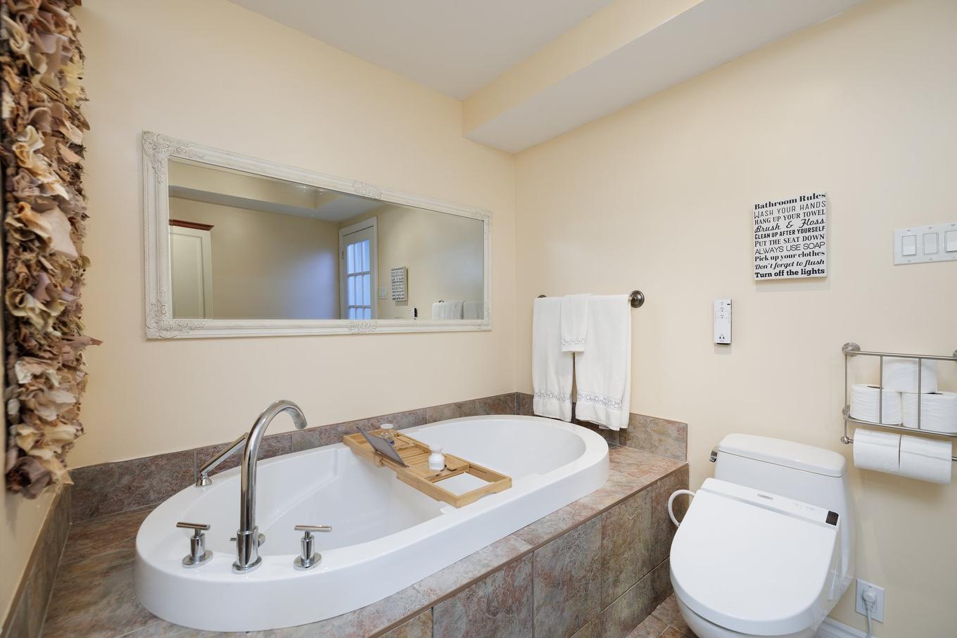Bathroom - 5-26 Rue St-Hippolyte, Salaberry-De-Valleyfield, QC - Indoor Photo Showing Bathroom