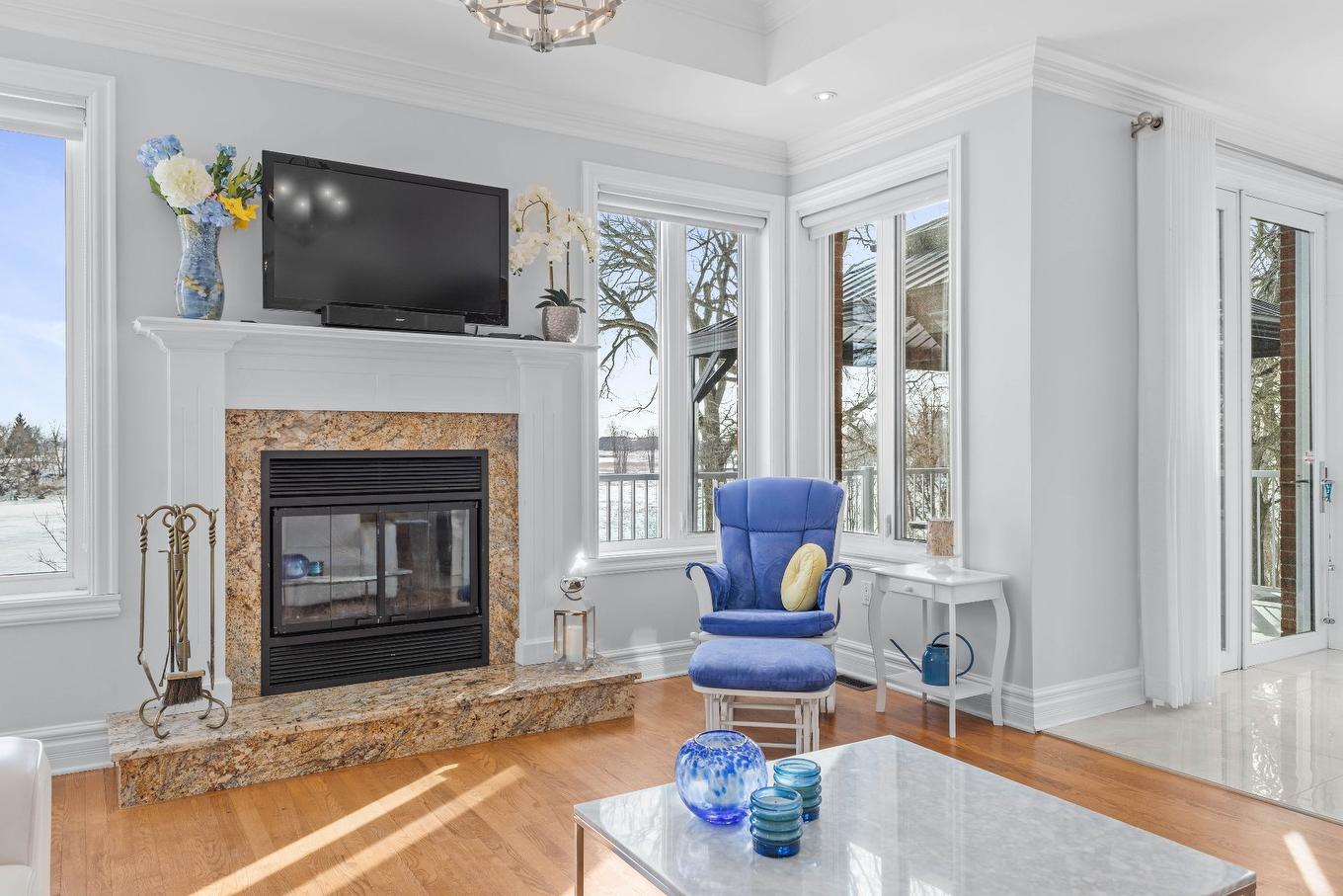 Salon - 1435Z Rue St-Jean-Baptiste, Saint-Roch-De-Richelieu, QC - Indoor Photo Showing Living Room With Fireplace