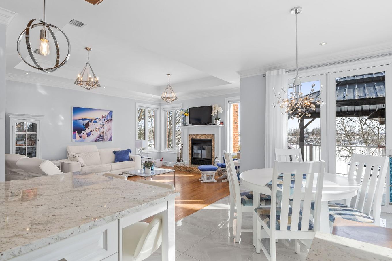 Coin-repas - 1435Z Rue St-Jean-Baptiste, Saint-Roch-De-Richelieu, QC - Indoor Photo Showing Dining Room With Fireplace