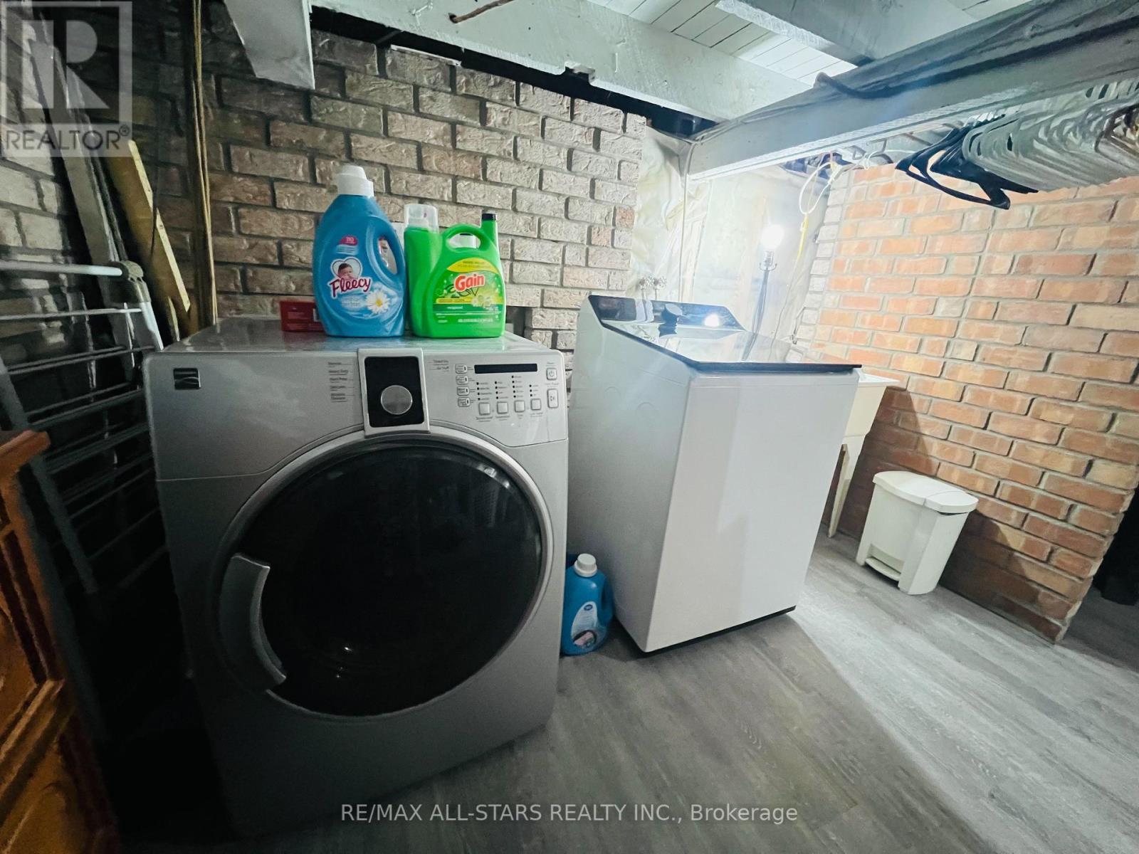 47 Douglas Avenue, Hamilton, ON - Indoor Photo Showing Laundry Room