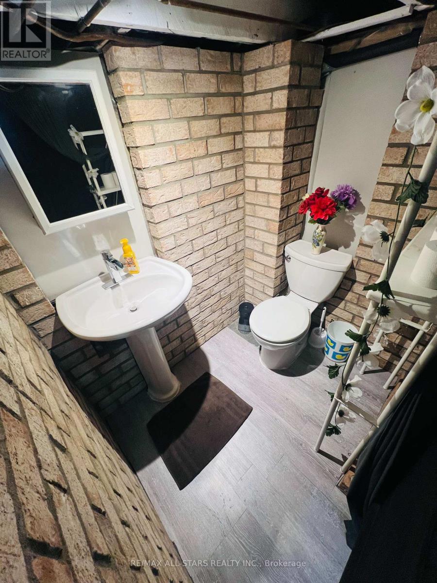 47 Douglas Avenue, Hamilton, ON - Indoor Photo Showing Bathroom