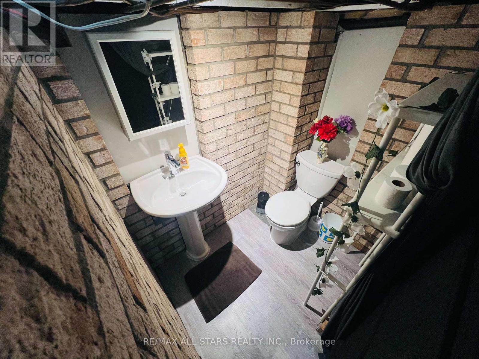 47 Douglas Avenue, Hamilton, ON - Indoor Photo Showing Bathroom