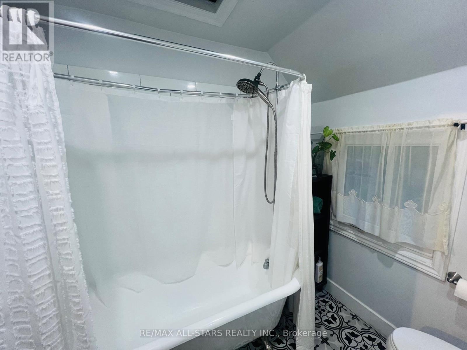 47 Douglas Avenue, Hamilton, ON - Indoor Photo Showing Bathroom