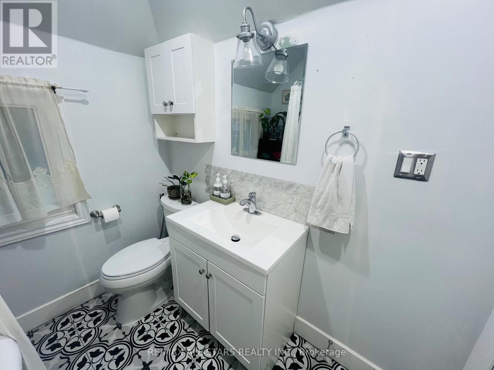47 Douglas Avenue, Hamilton, ON - Indoor Photo Showing Bathroom