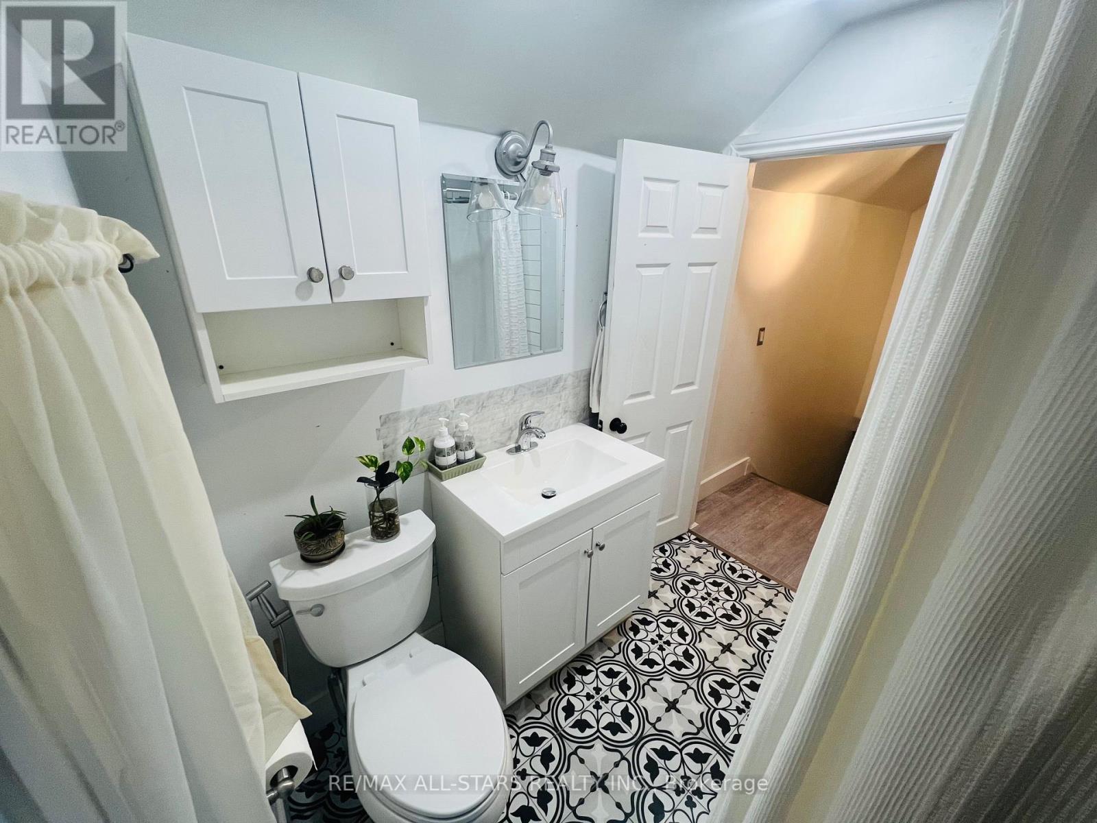 47 Douglas Avenue, Hamilton, ON - Indoor Photo Showing Bathroom