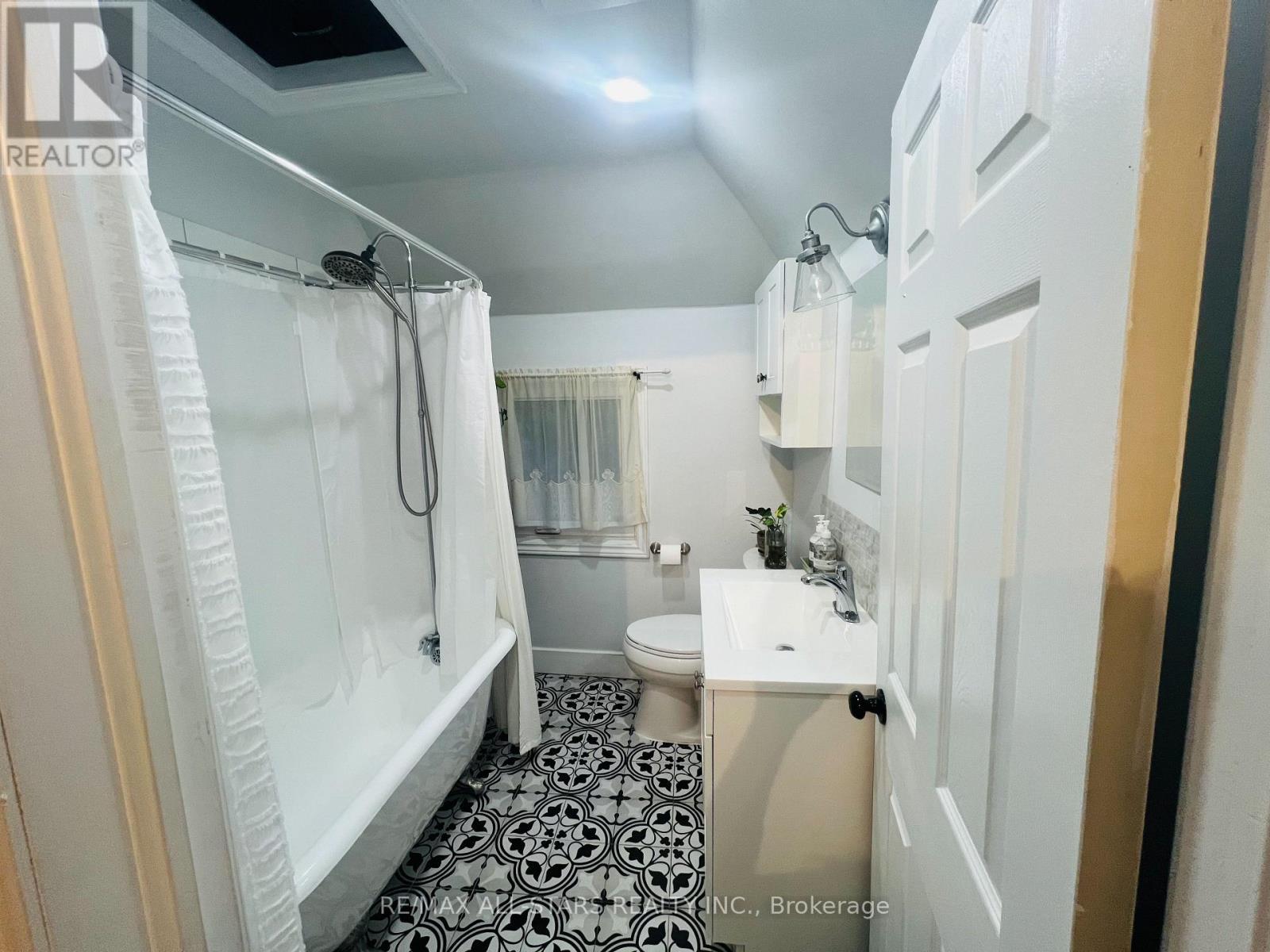 47 Douglas Avenue, Hamilton, ON - Indoor Photo Showing Bathroom