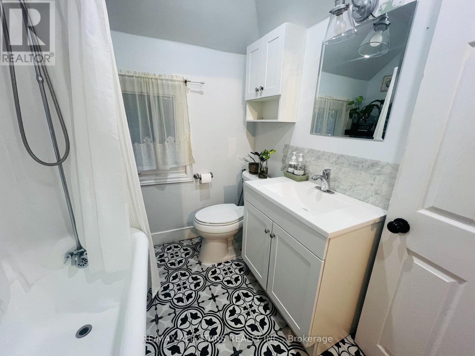 47 Douglas Avenue, Hamilton, ON - Indoor Photo Showing Bathroom