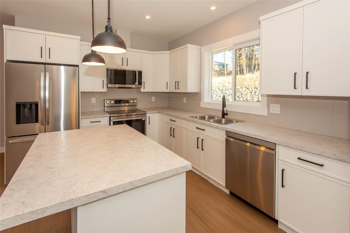431 Poplar Drive, Logan Lake, BC - Indoor Photo Showing Kitchen With Double Sink With Upgraded Kitchen