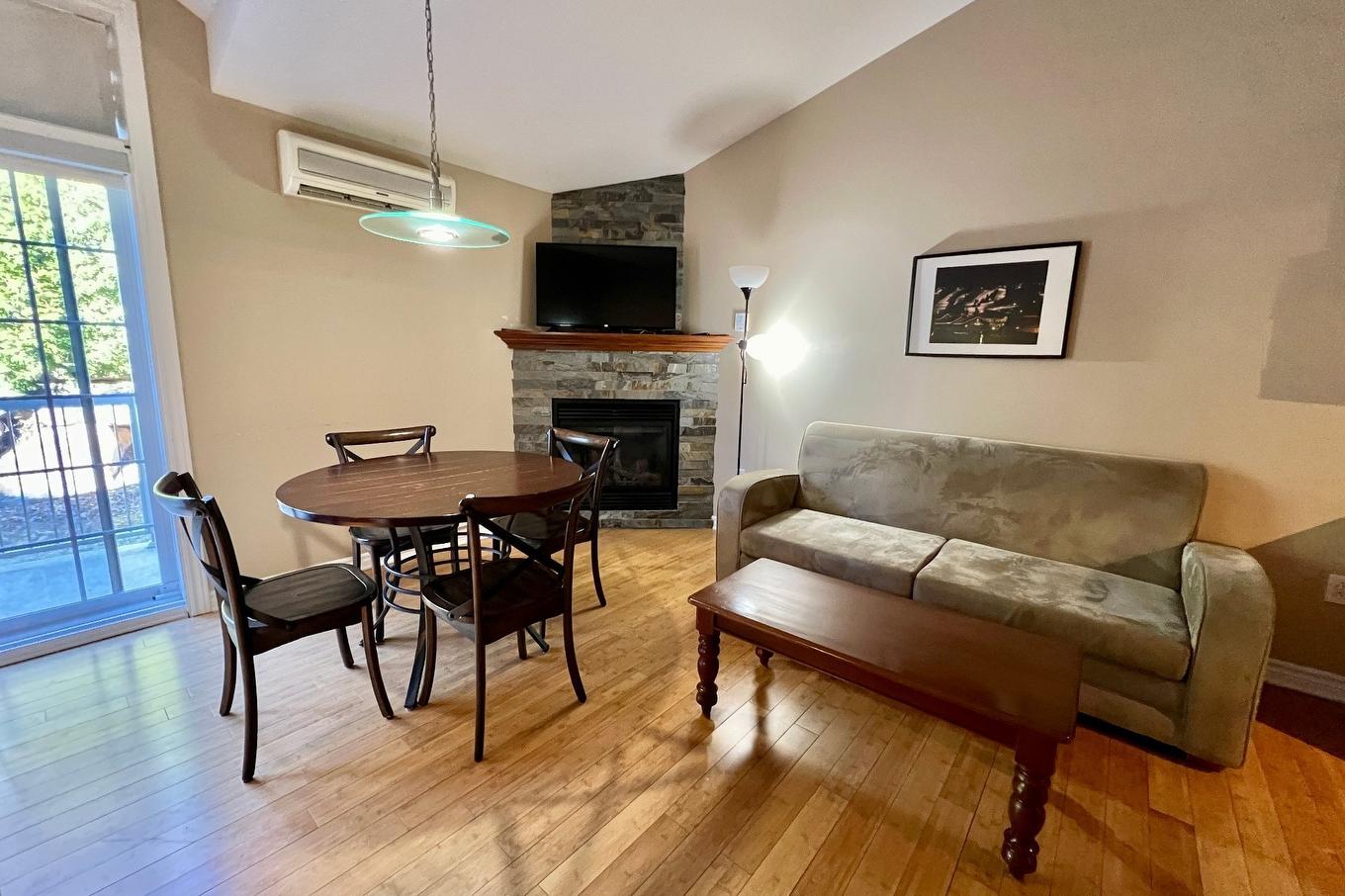 Coin-repas - 206-500 Ch. Des Frênes, Piedmont, QC - Indoor Photo Showing Living Room With Fireplace