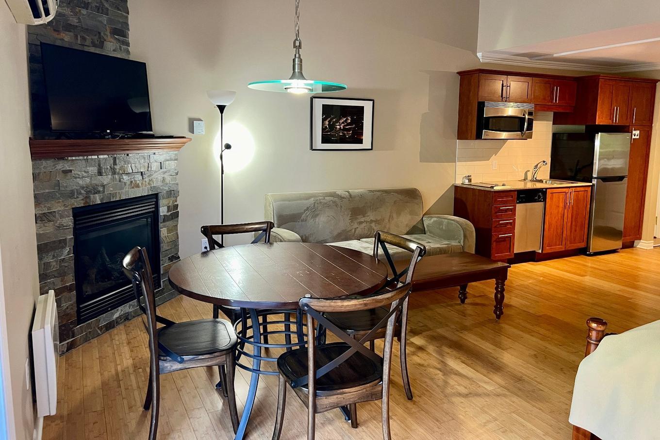 Coin-repas - 206-500 Ch. Des Frênes, Piedmont, QC - Indoor Photo Showing Dining Room With Fireplace