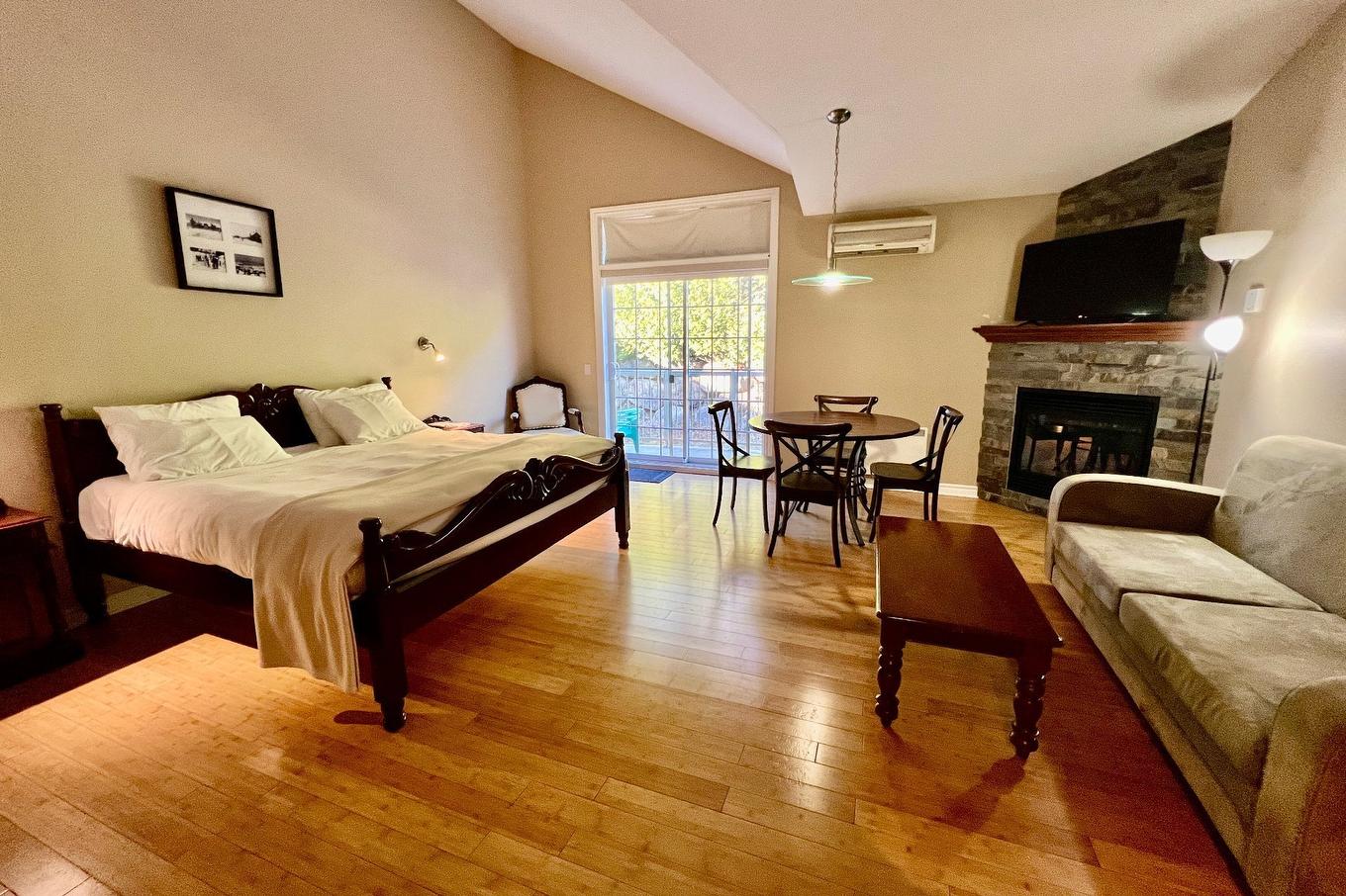 Vue d'ensemble - 206-500 Ch. Des Frênes, Piedmont, QC - Indoor With Fireplace