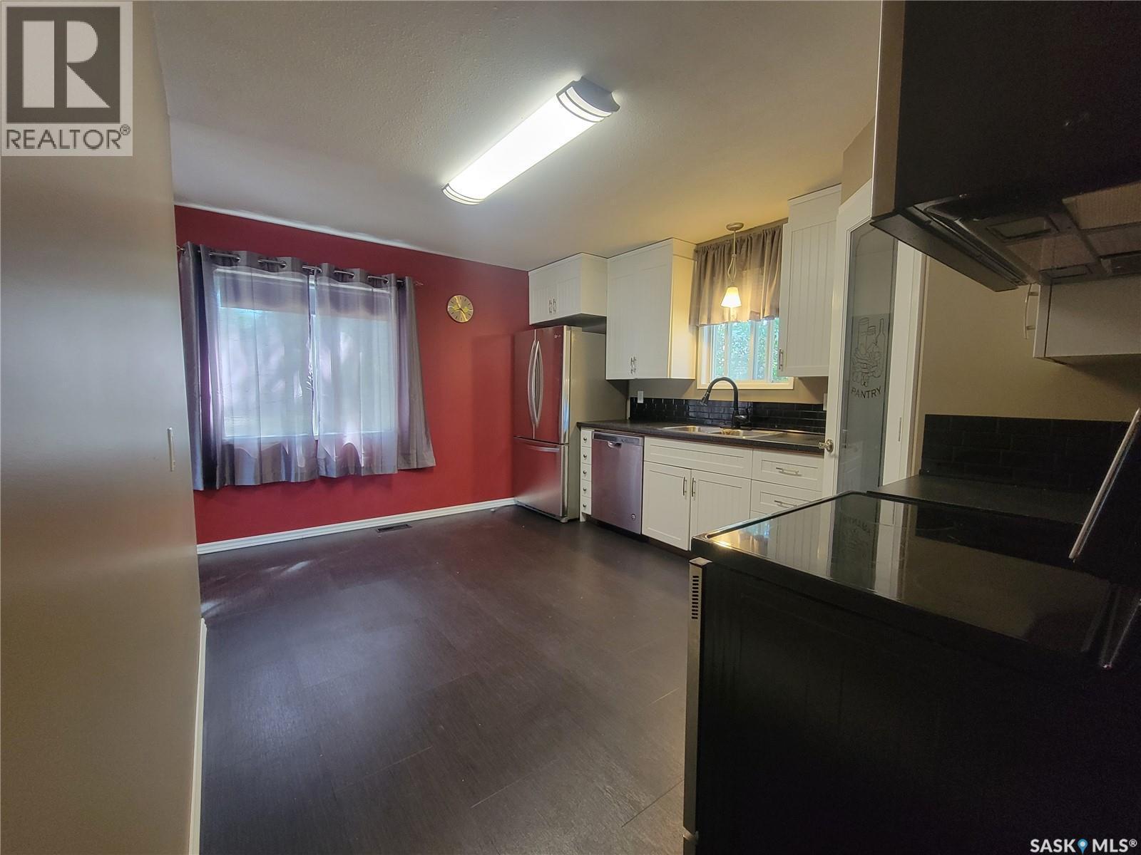 16 4Th Avenue E, Neilburg, SK - Indoor Photo Showing Kitchen With Double Sink