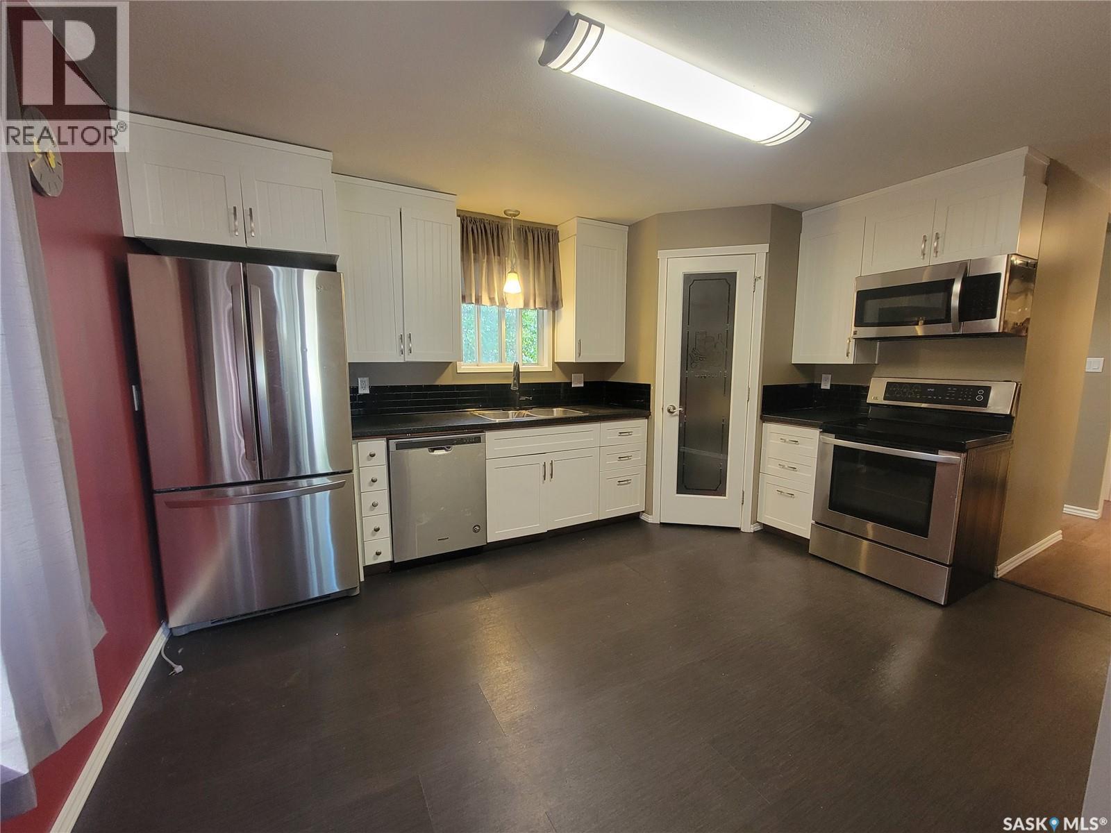 16 4Th Avenue E, Neilburg, SK - Indoor Photo Showing Kitchen