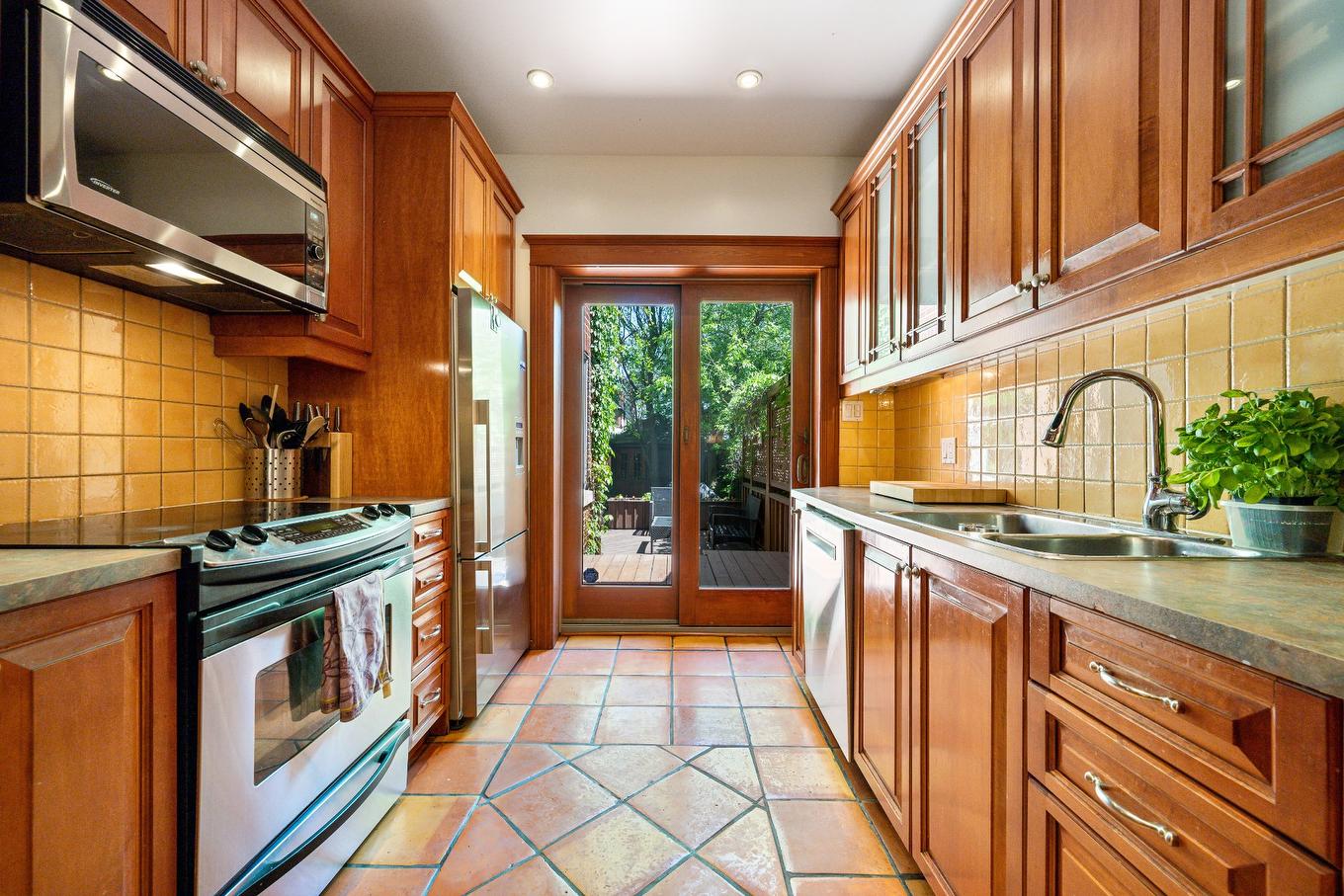 Kitchen - 58 Av. Beverley, Mont-Royal, QC - Indoor Photo Showing Kitchen With Double Sink