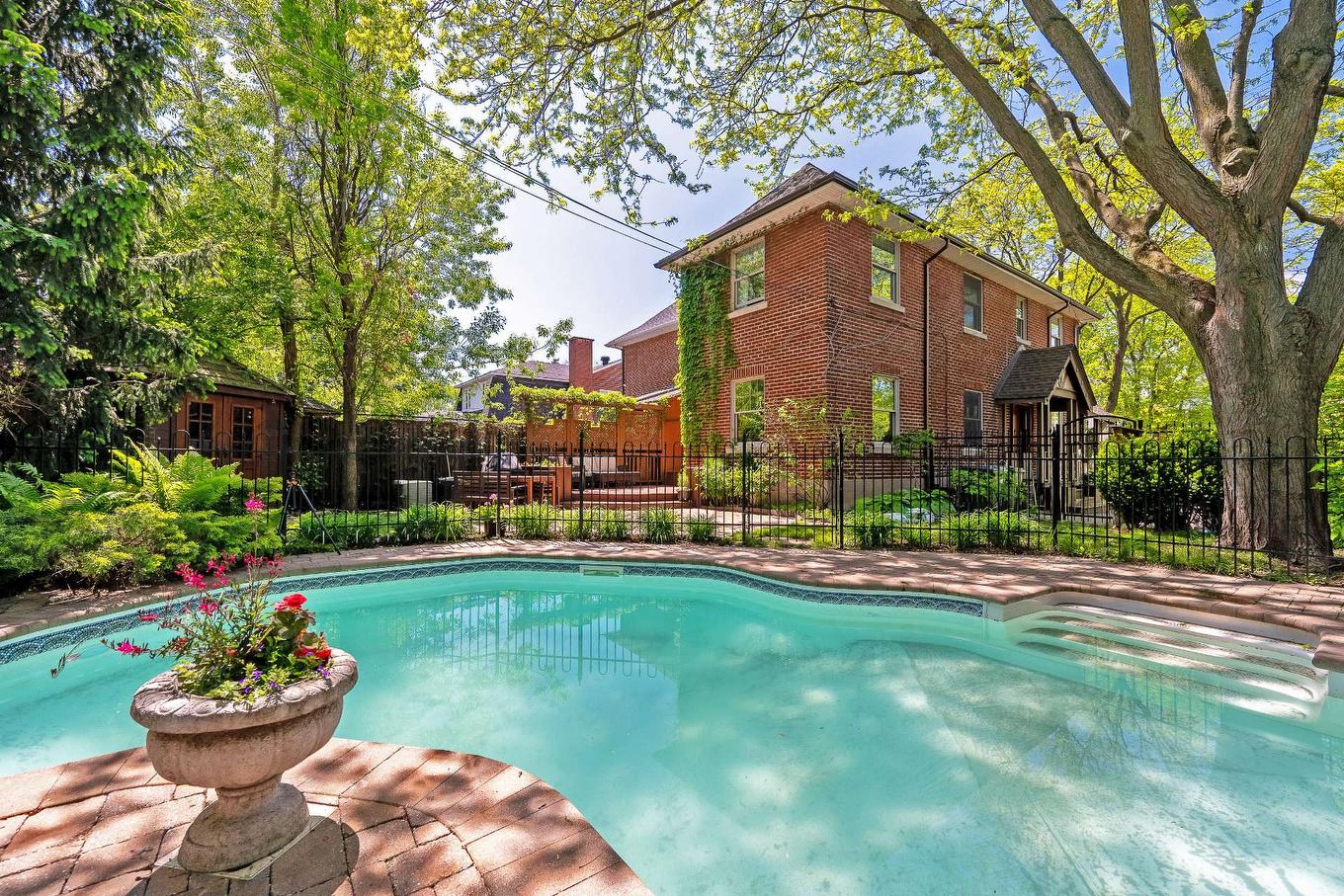 Pool - 58 Av. Beverley, Mont-Royal, QC - Outdoor With In Ground Pool With Backyard