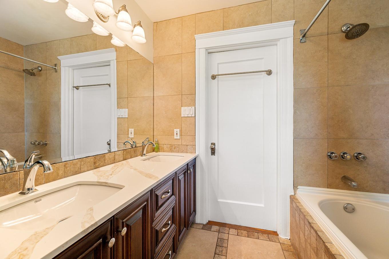 Bathroom - 58 Av. Beverley, Mont-Royal, QC - Indoor Photo Showing Bathroom