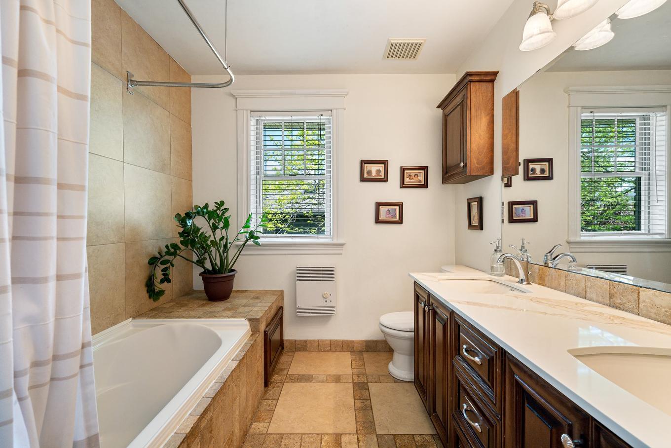 Bathroom - 58 Av. Beverley, Mont-Royal, QC - Indoor Photo Showing Bathroom