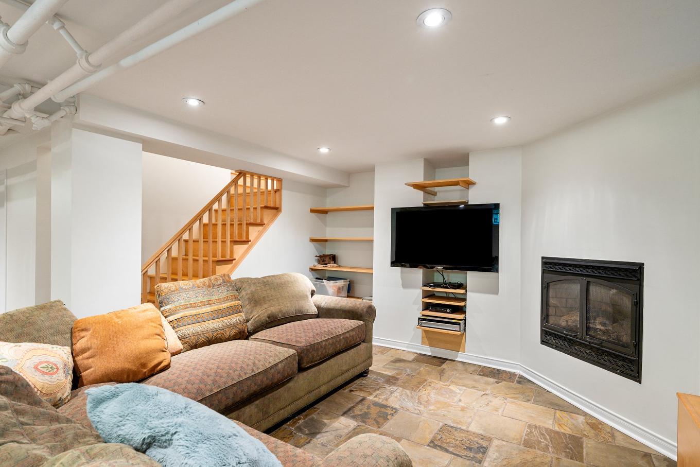Basement - 58 Av. Beverley, Mont-Royal, QC - Indoor With Fireplace