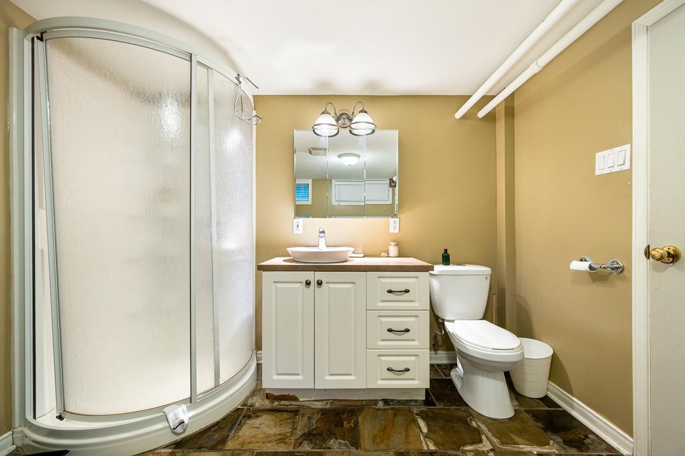 Bathroom - 58 Av. Beverley, Mont-Royal, QC - Indoor Photo Showing Bathroom