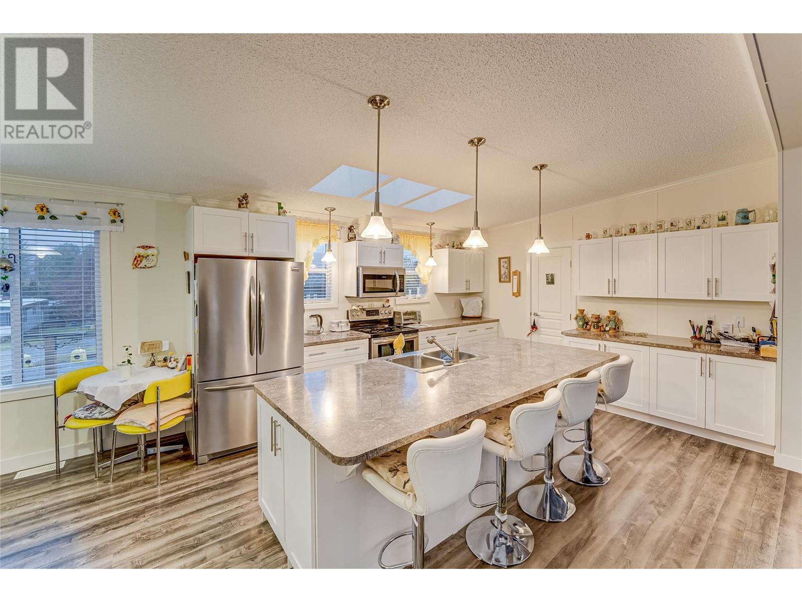 Large kitchen, plenty of cabinets - 1600 43 Avenue Unit# 25, Vernon, BC