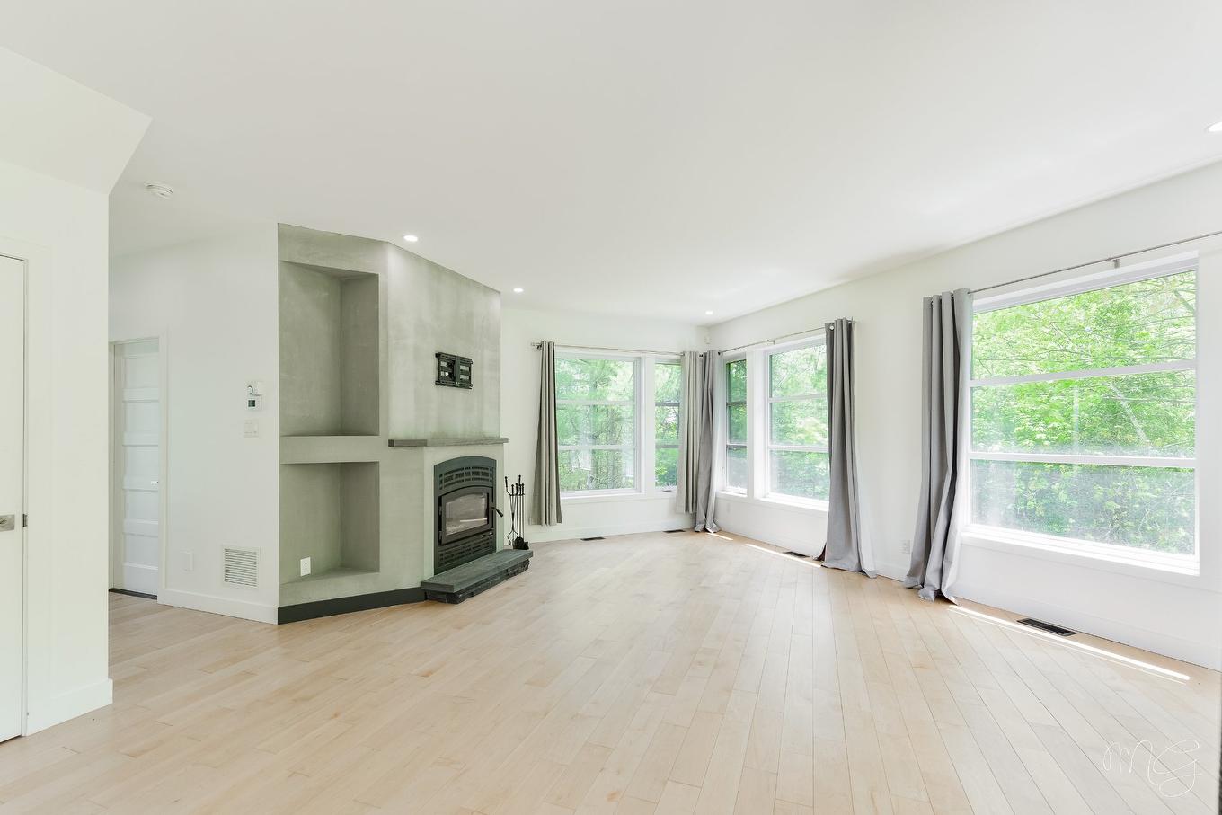 Living room - 1531 Ch. David, Prévost, QC - Indoor With Fireplace