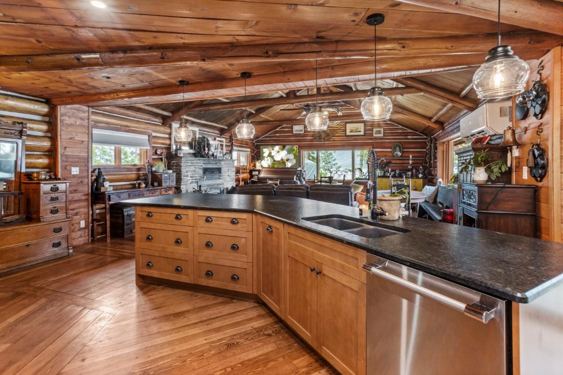11899 3A Highway, Destiny Bay, BC - Indoor Photo Showing Kitchen With Double Sink