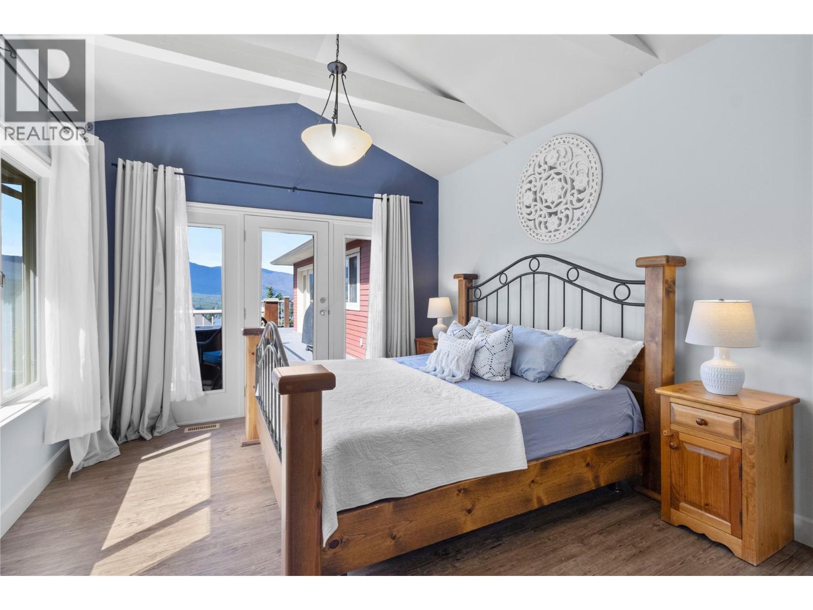 3240 Roncastle Road, Blind Bay, BC - Indoor Photo Showing Bedroom