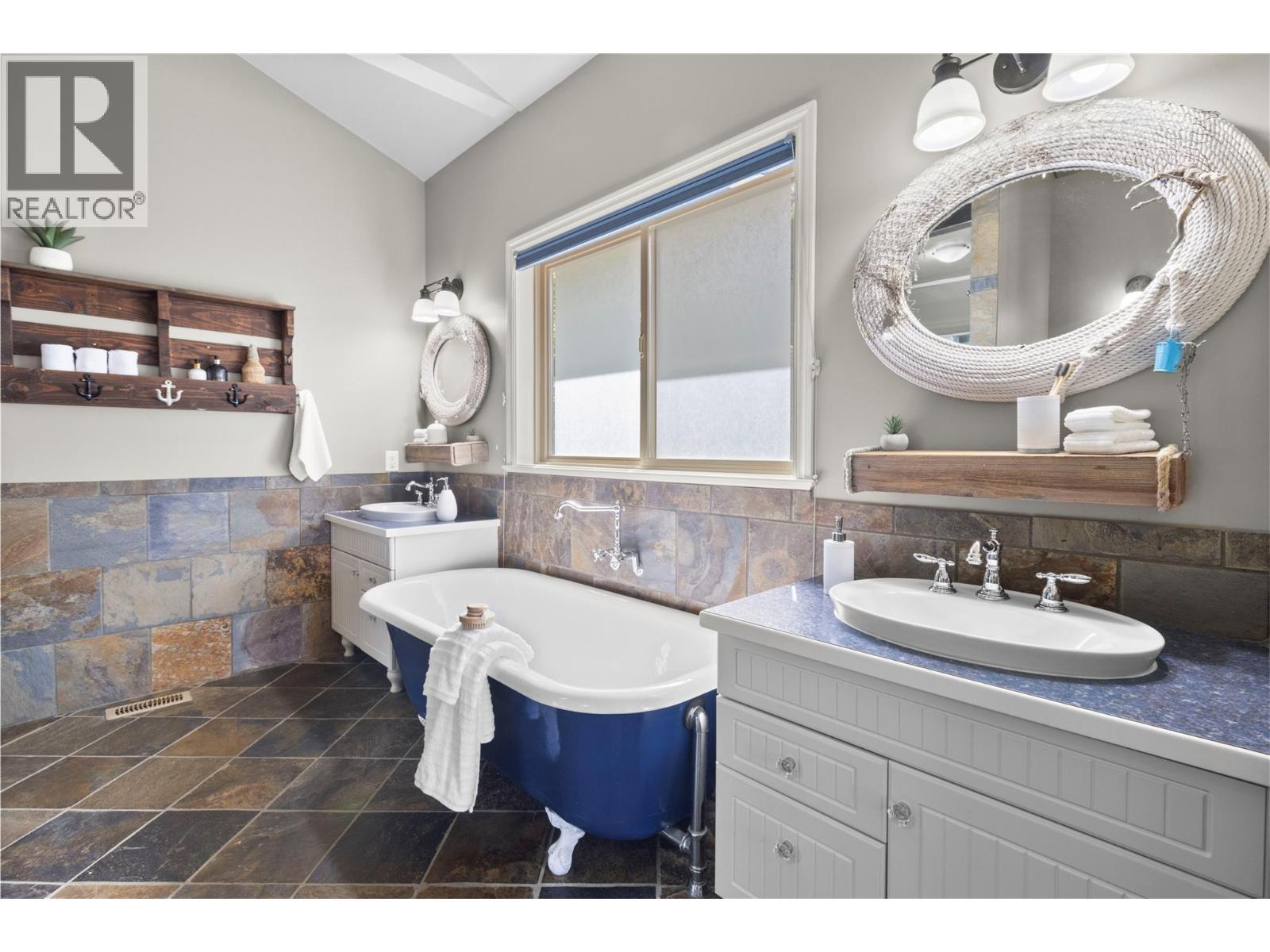3240 Roncastle Road, Blind Bay, BC - Indoor Photo Showing Bathroom