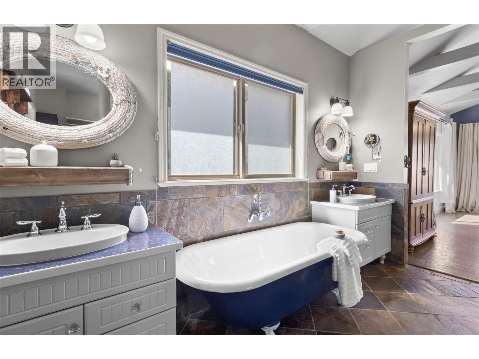 3240 Roncastle Road, Blind Bay, BC - Indoor Photo Showing Bathroom