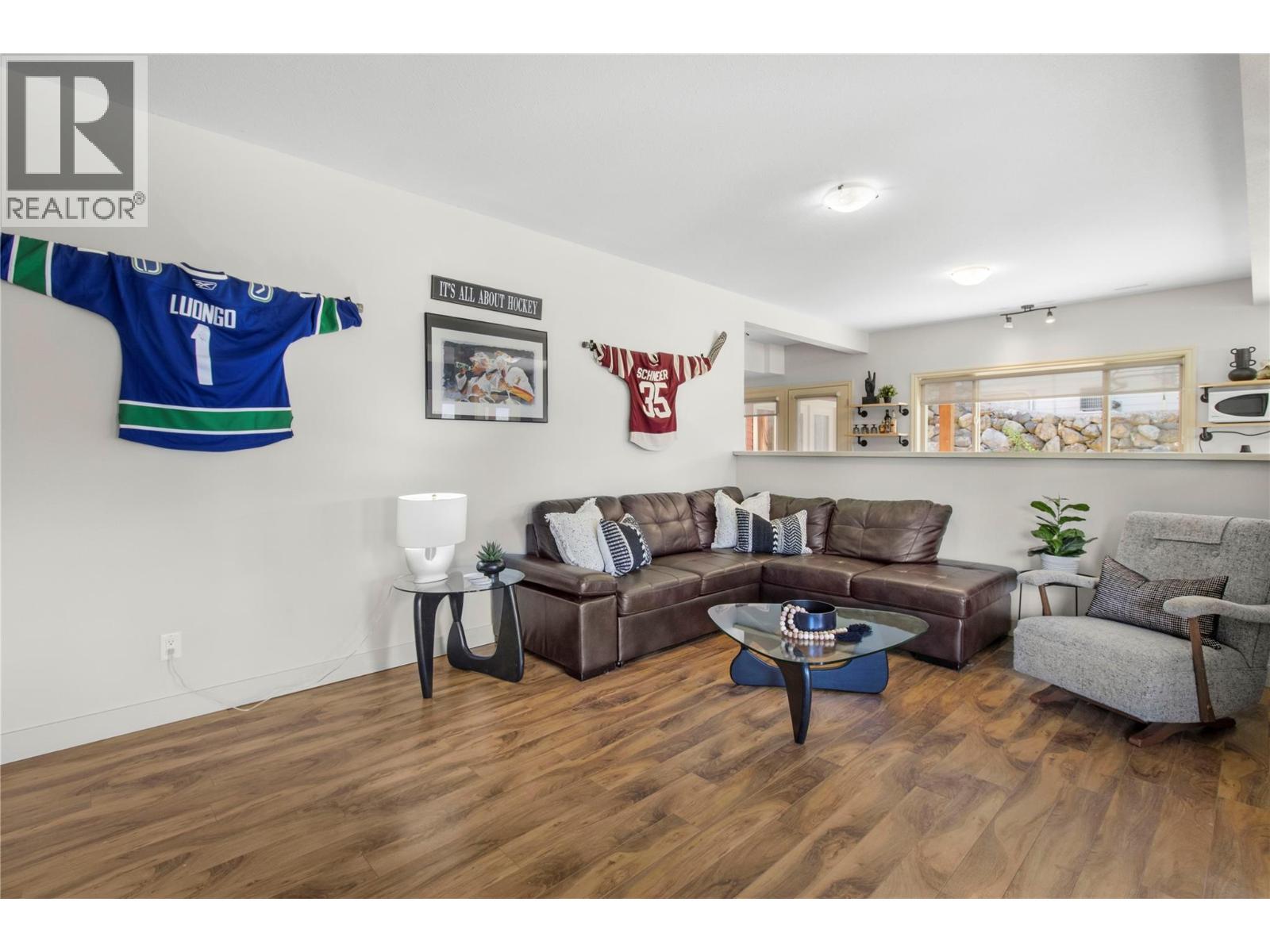 3240 Roncastle Road, Blind Bay, BC - Indoor Photo Showing Living Room