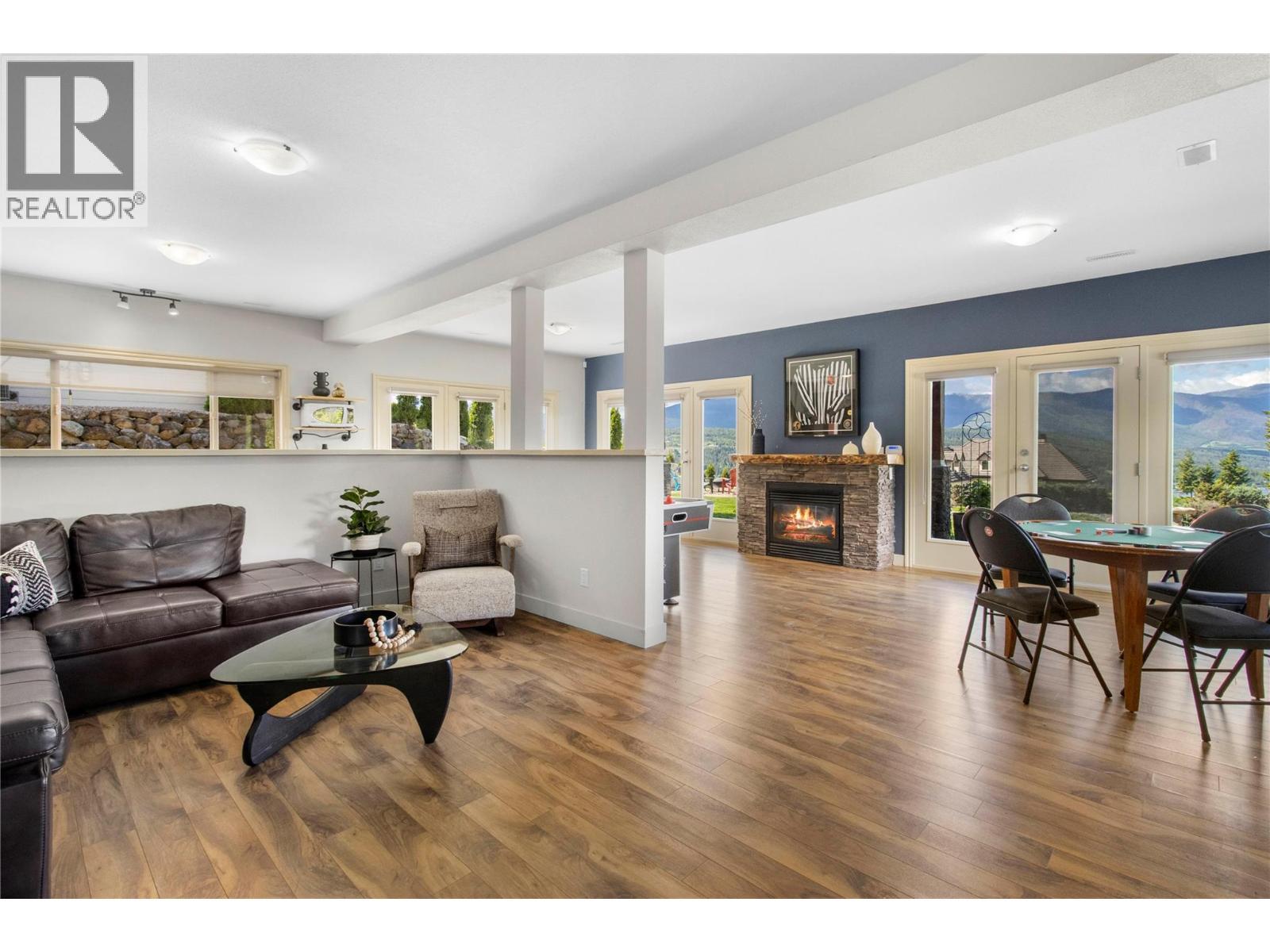 3240 Roncastle Road, Blind Bay, BC - Indoor Photo Showing Living Room