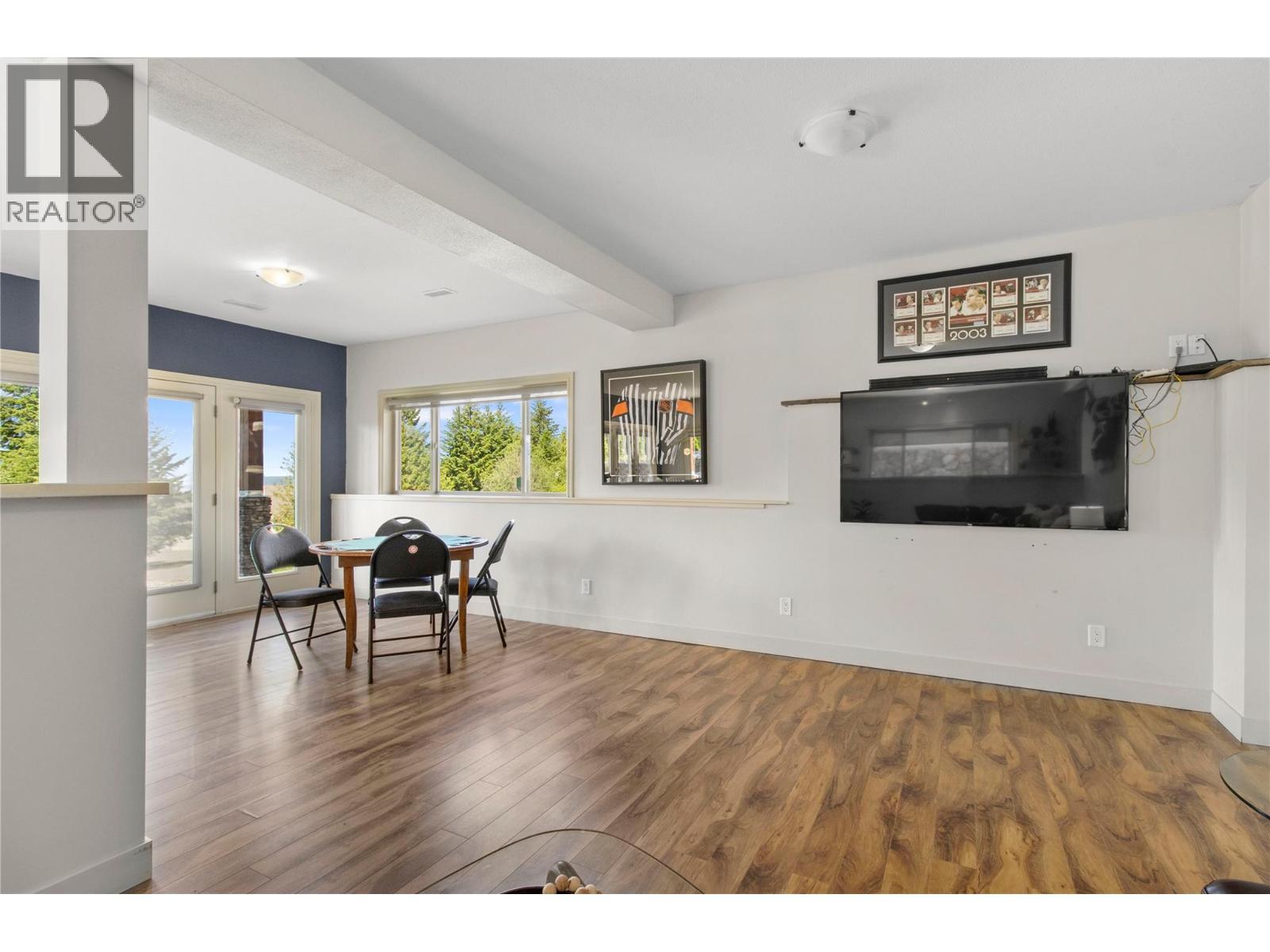 3240 Roncastle Road, Blind Bay, BC - Indoor Photo Showing Living Room