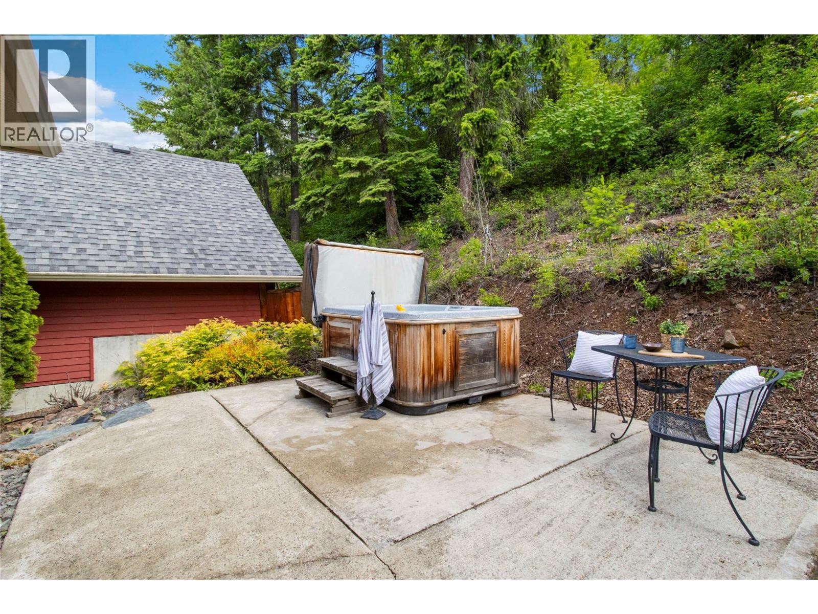 3240 Roncastle Road, Blind Bay, BC - Outdoor