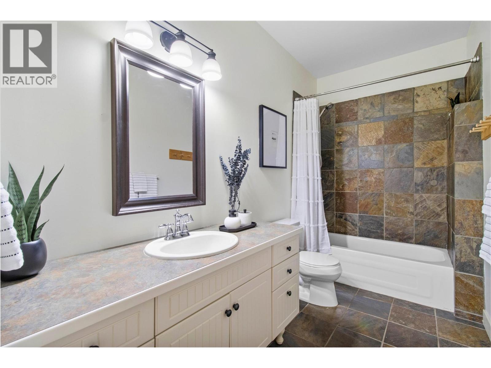 3240 Roncastle Road, Blind Bay, BC - Indoor Photo Showing Bathroom