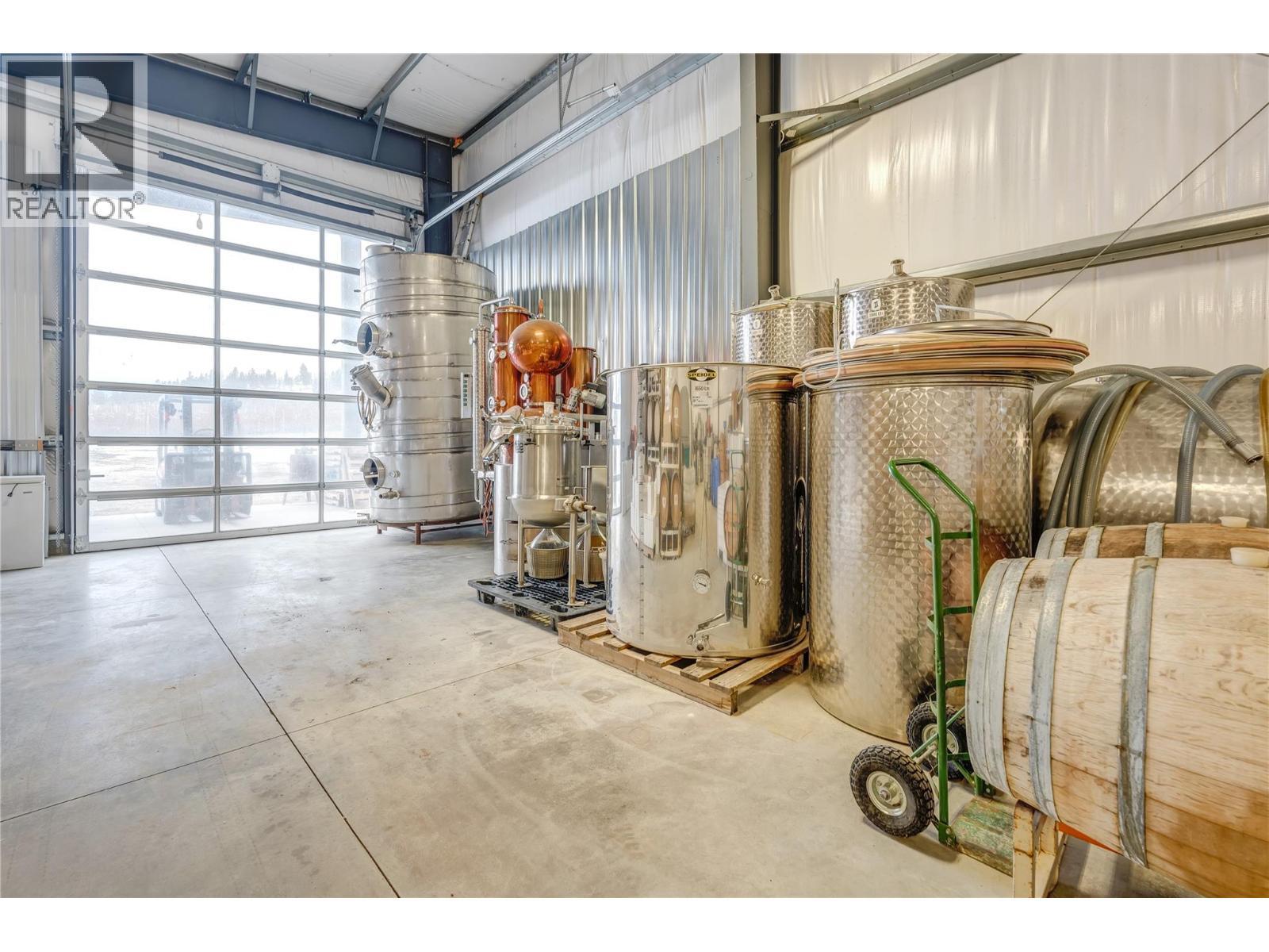 5214 Monro Avenue, Summerland, BC - Indoor Photo Showing Garage