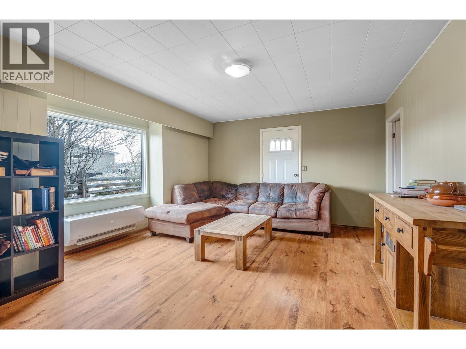 5214 Monro Avenue, Summerland, BC - Indoor Photo Showing Living Room