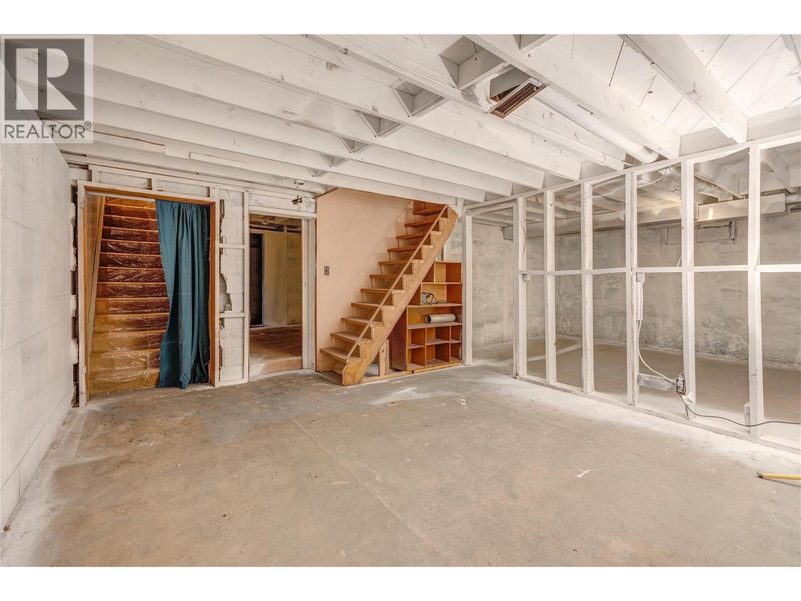 5214 Monro Avenue, Summerland, BC - Indoor