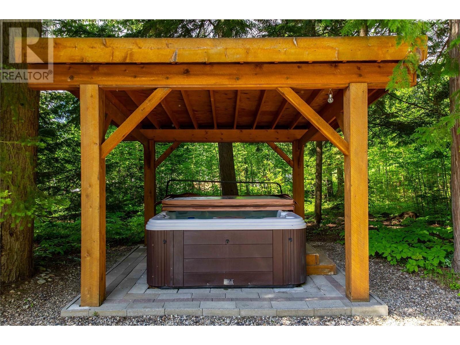 1640 Galt Crescent, Revelstoke, BC - Outdoor With Backyard